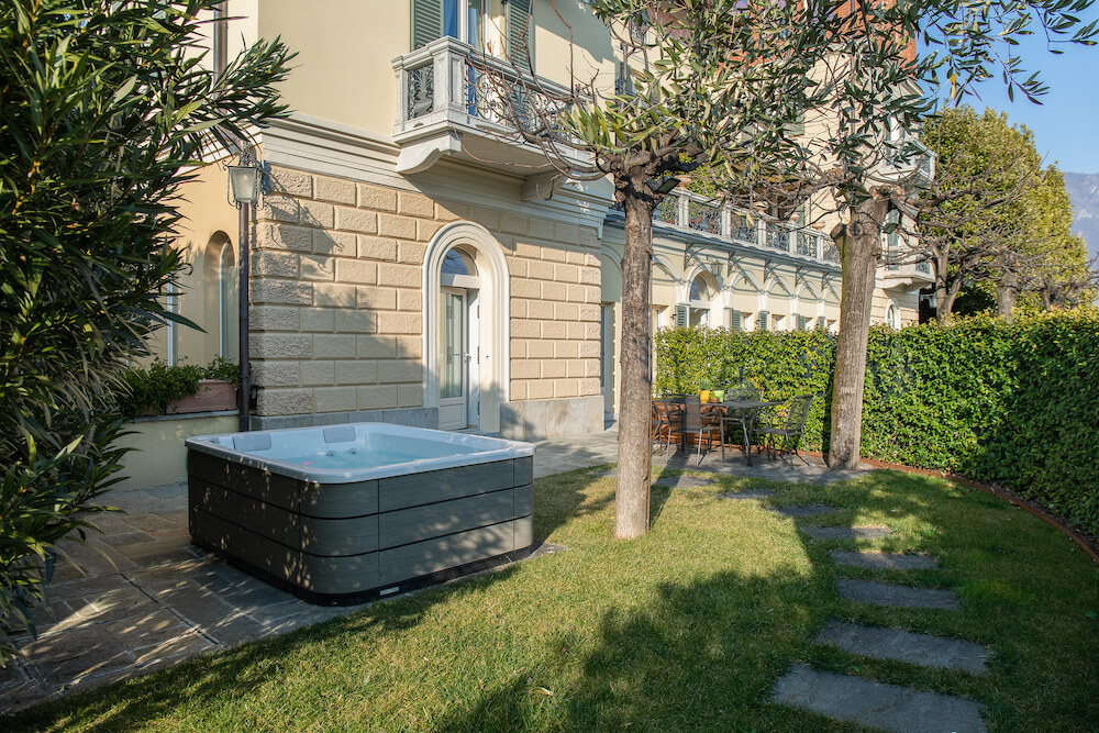 Bellagio-apartment-with-garden-jacuzzi-solarium-swimming-pool