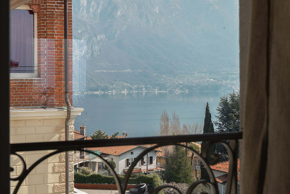 finestra con vista sul Lago, la montagna e su case