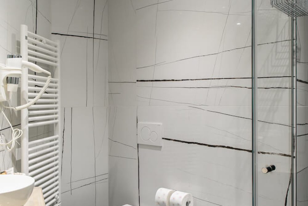 Bathroom-with-walk-in-shower-holiday-apartment-Bellagio