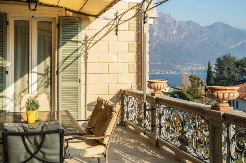terrazza con gazebo in ferro battuto, tavoli e sedie e vista panoramica sul Lago di Como