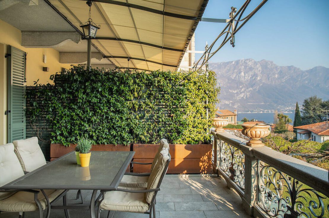 terrazza con gazebo in ferro battuto, siepe di gelsomino, tavoli e sedie e vista panoramica