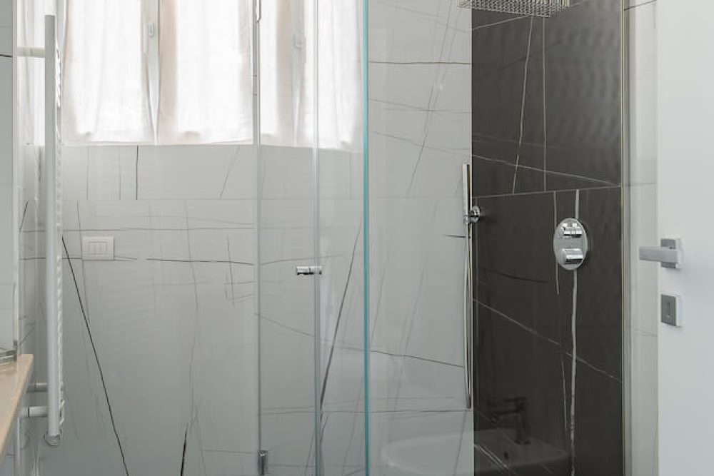 walk-in-shower-apartment-Bellagio-Lake-Como